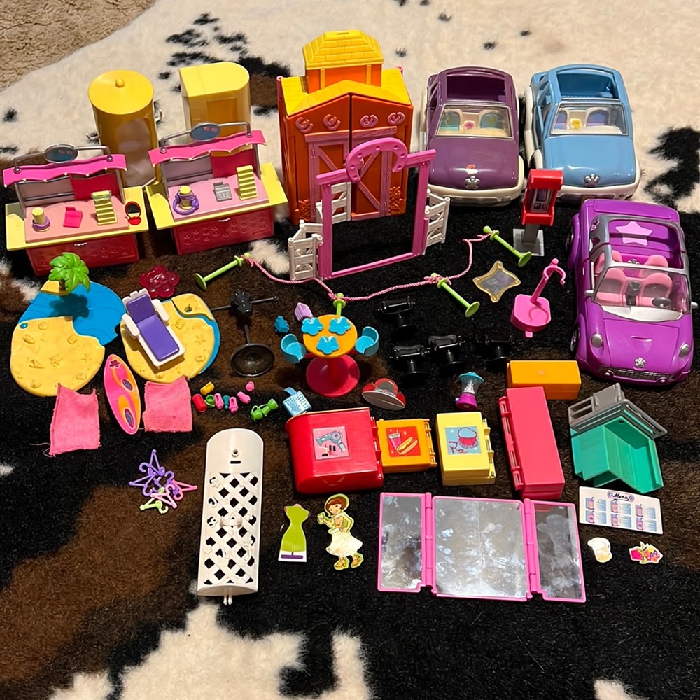 Bundle of Polly Pocket cars + salon + horse stable + accessories